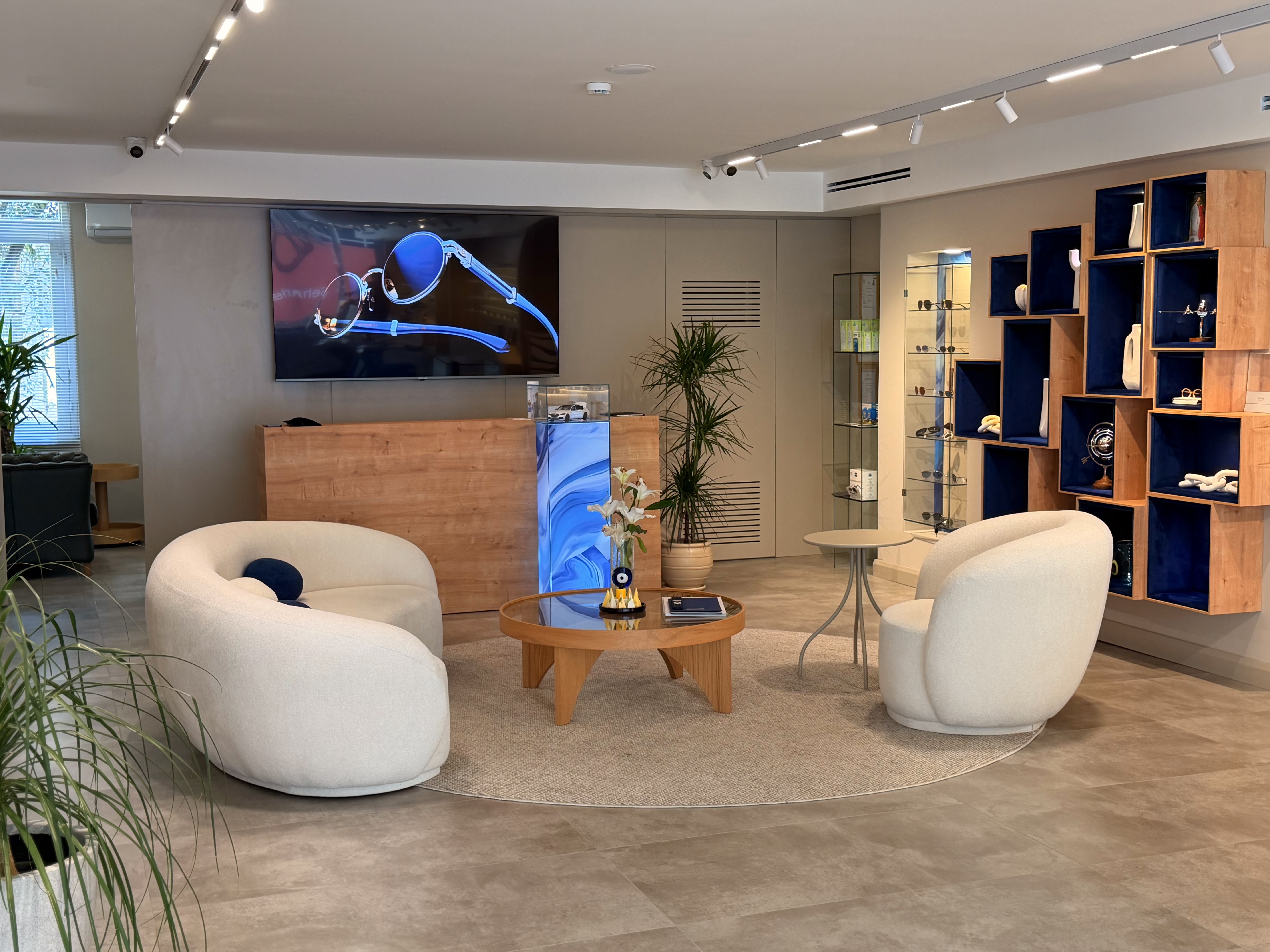 UNIQ Optik mağaza iç mekan görseli - premium gözlük deneyimi